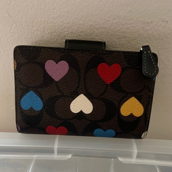 Coach Medium Corner Zip Wallet In Signature Canvas With Heart Print - Picture 5 of 6